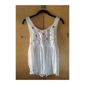< FREE PEOPLE > flowy top w floral embroidery